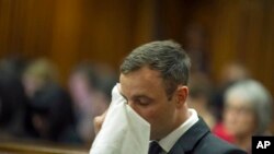 Oscar Pistorius essuie ses larmes lors du prononcé de sa condamnation pour le meurtre de sa copine au tribunal de Pretoria, Afrique du Sud, 17 octobre 2014.