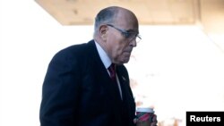 Bivši gradonačelnik Njujorka Rudi Đulijani ispred suda u Vašingtonu (Foto: REUTERS/Bonnie Cash)