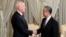 突尼斯总统赛义德与到访的中国外长王毅握手。（2024年1月15日）