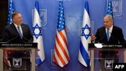 Le secrétaire d'État américain Mike Pompeo, à gauche, et le Premier ministre israélien Benjamin Netanyahu devant la presse après leur rencontre à Jérusalem, le 24 août 2020.