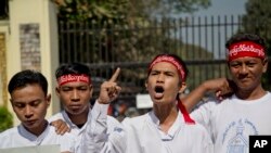 លោកMin Min (រូប​ស្តាំ​ទី​ពីរ) សកម្មជន​សិទ្ធិ​មនុស្ស និង​ជា​អ្នក​ទោស​នយោបាយ​ដែល​ត្រូវ​បាន​ដោះលែង​ពី​ពន្ធនាការ Insein ស្រែក​ពាក្យ​ស្លោក​ទាមទារ​ឲ្យ​មាន​ការ​ដោះលែង​អ្នក​ទោស​នយោបាយ​សេសសល់​ទាំង​អស់​ នៅ​ក្នុង​ក្រុង​រ៉ុងហ្គូន ប្រទេស​មីយ៉ាន់ម៉ា កាលពី​ថ្ងៃទី២២ ខែមករា ឆ្នាំ២០១៦។