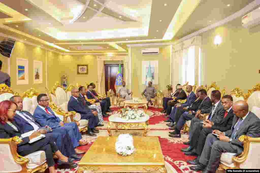 የኢትዮጵያ ጠቅላይ ምኒስትር ዐቢይ አሕመድ፣&nbsp;የሶማሊያ ፕሬዘዳንት ሐሰን ሼኽ መሐሙድ፣ ከሉኳን ቡድኖቻቸው ጋር በሞቃዲሹ፣ ሶማሊያ&nbsp;