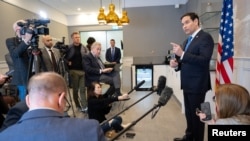 รัฐมนตรีต่างประเทศสหรัฐฯ มาร์โค รูบิโอ กล่าวต่อผู้สื่อข่าวขณะเดินทางไปยังแคนาดาเพื่อร่วมประชุม จี7 เมื่อวันที่ 12 มีนาคม 2025