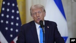 Prezidan Donald Trump pale pandan yon konferans pou lapres ak Premye Minis Izrayelyen Benjamin Netanyahu nan Lamezonblanch, 4 Fevriye 2025.
