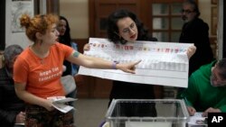 អ្នកតំណាង​បោះឆ្នោត​រាប់​សន្លឹក​ឆ្នោត​នៅ​ការិយាល័យ​បោះឆ្នោត​ក្នុង​ទីក្រុង Istanbul ប្រទេស​តួគី នៅ​ថ្ងៃ​អាទិត្យ ទី១៤ ខែ​ឧសភា ឆ្នាំ​២០២៣។