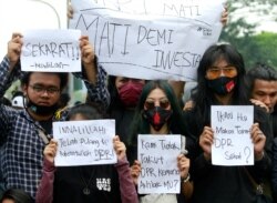 Mahasiswa memprotes RUU reformasi ketenagakerjaan pemerintah di Jakarta, Indonesia, 7 Oktober 2020. (Foto: REUTERS/Ajeng Dinar Ulfiana)