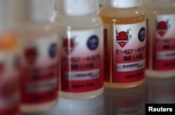 Botol-botol cairan penambah rasa untuk rokok elektrik di perusahaan rokok elektrik, Totally Wicked di Blackburn, utara Inggris, 19 Maret 2015.