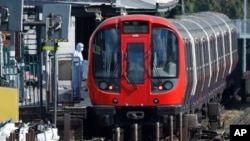 영국 경찰 과학수사반원이 폭발이 일어난 열차 옆에서 증거를 수집하고 있다. 