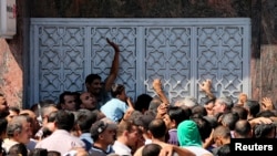 ជន​​​ជាតិ​​​ប៉ាឡេស្ទីន​​​ជា​​​ច្រើន​​​នាក់​​​​​​កំពុង​​​រង់ចាំ​​​ដើម្បី​​​ដក​​​ប្រាក់​​​ពី​​​ធនាគារ​​​មួយ​​​ស្ថិត​​​​​ក្នុង​​​តំបន់​​​ហ្គាហ្សា​​​កាលពី​​​ខែ​​​ កក្កដា​​​ឆ្នាំ​​​ ២០១៤។