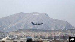 Máy bay quân sự Mỹ cất cánh tại sân bay Hamid Karzai hôm 28/8.