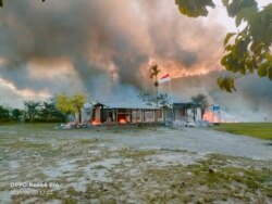 Gedung pemerintahan di Kabupaten Yalimo, Papua, dibakar oleh massa hari Selasa 29/6 (courtesy: Polda Papua).