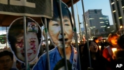 Protesters with portraits of impeached President Park Geun-hye march towards the presidential house during a candle light vigil calling for her arrest in Seoul, South Korea, March 11, 2017.