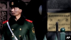 북한이 장거리 로켓을 발사한 지난 7일, 베이징 주재 북한 대사관 주변에서 중국 공안이 경계 근무 중이다.