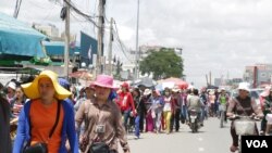 FILE: Workers of garment factories along the Confederation de la Russia Boulevard in Phnom Penh come out during their lunch break. (Khan Sokummono/VOA Khmer)