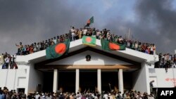 ተሰለፍቲ ኣብ ልዕሊ ህንጻ ቤተ-መንግስቲ