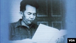 Salah satu buku Tan Malaka karya Harry A. Poeze. (VOA/Andylala Waluyo)