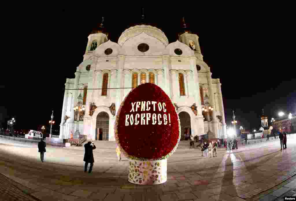  An egg-shaped figure is placed to mark Orthodox Easter in front of the Christ the Saviour Cathedral in Moscow, Russia, April 16, 2017. 
