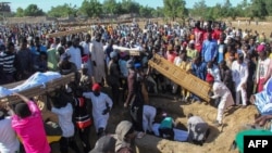지난 29일, 나이지리아 보르노주 논에서 잔인하게 살해된 채 숨진 농부 30여 명에 대한 장례식이 진행되고 있다. 