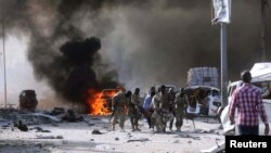 Les forces somaliennes évacuent les blessés après l'attentat de Mogadiscio, le 14 octobre 2017.