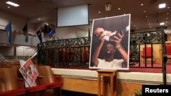 지난달 31일 테네시주 멤피스에서 열린 타이리 니콜스 씨 유족 기자 회견장에 니콜스 씨의 생전 사진이 놓여 있다.