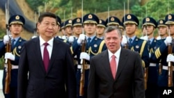 Presiden Cina Xi Jinping mendampingi Raja Yordania Abdullah II (kanan), seusai memeriksa barisan kehormatan dalam upacara penyambutan tamu negara di Balai Agung Rakyat di Beijing, Rabu (18/9).