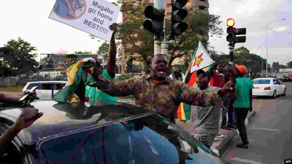 Liesse&nbsp;dans les rues après l&#39;annonce de la démission du président du Zimbabwe, Robert Mugabe, à Harare, 21 novembre 2017.