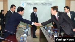 개성공단 남북 공동위원회 남측 위원장인 김기웅 한국 통일부 남북협력지구발전기획단장(오른쪽)과 북측 위원장인 박철수 중앙특구개발지도총국 부국장(왼쪽)이 19일 개성공단 종합지원센터에서 열린 공동위 4차 회의에 앞서 악수하고 있다.