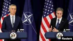 토니 블링컨(오른쪽) 미 국무장관과 옌스 스톨텐베르그 북대서양조약기구(NATO∙나토) 사무총장이 29일 워싱턴 D.C. 시내 국무부 청사에서 공동회견하고 있다. 