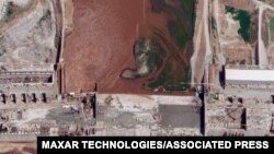 Hotunan tauraron dan adam na gina madatsar ruwa da kasar Ethiopia ke yi a Kogin Nilu
MAXAR TECHNOLOGIES/ASSOCIATED PRESS