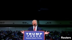 លោក Donald Trump ចូល​រួម​ក្នុង​ព្រឹត្តិការណ៍​យុទ្ធនាការ​មួយ​នៅ​មជ្ឈមណ្ឌល Ocean ក្នុង​រដ្ឋ Florida កាលពី​ថ្ងៃទី៣ ខែសីហា ឆ្នាំ២០១៦។