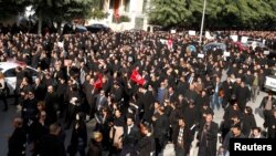 Les avocats manifestent devant la Cour de Justice dans les rues de Tunis, le 6 decembre 2016. 