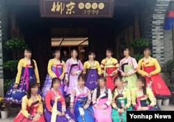 북한 종업원 등 13명이 집단 탈출한 것으로 추정되는 중국 내 북한식당(류경식당)에서 북한 여종업원들이 근무할 당시 모습.