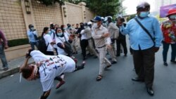 រូបឯកសារ៖ អ្នកស្រី ​សេង ចាន់ថន អាយុ៤៩ឆ្នាំ ​ត្រូវបាន​ចាប់បោកផ្ទប់​ទៅនឹង​ថ្នល់ដោយ​កម្លាំង​សន្ដិសុខខណ្ឌ ​ខណៈដែល​កំពុងតវ៉ា​ដោយសន្តិវិធី​ប្រឆាំងនឹង​ការចាប់ខ្លួន​ស្វាមី​របស់អ្នកស្រី នៅរាជធានីភ្នំពេញ ថ្ងៃទី ៤ ខែកញ្ញា ឆ្នាំ២០២០។ (រូបថតដោយលីកាដូ)