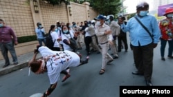 អ្នកស្រី ​សេង ចាន់ថន​​ អាយុ៤៩ឆ្នាំ ​ត្រូវបាន​ចាប់បោកផ្ទប់​ទៅនឹង​ថ្នល់ដោយ​កម្លាំង​សន្ដិសុខខណ្ឌ ​ខណៈដែល​កំពុងតវ៉ា​ដោយសន្តិវិធី​ប្រឆាំងនឹង​ការចាប់ខ្លួន​ស្វាមី​របស់អ្នកស្រី នៅរាជធានីភ្នំពេញ ថ្ងៃទី ៤ ខែកញ្ញា ឆ្នាំ២០២០។ (រូបថតដោយលីកាដូ)