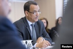 U.N. Secretary-General Special Envoy Ismail Ould Cheikh Ahmed talks with delegations from Sana'a at the Yemen peace talks in Switzerland, Dec. 15, 2015.