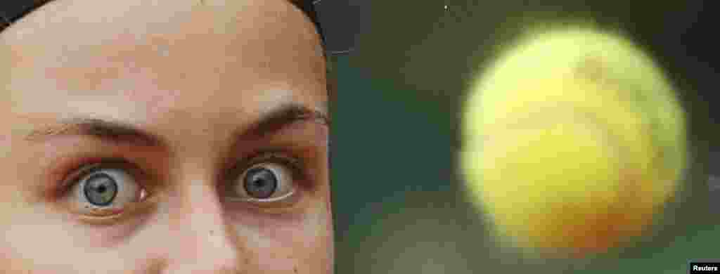 Anna Karolina Schmiedlova Slovakia mencermati bola saat bertanding melawan Jamie Hampton dari Amerika Serikat dalam pertandingan tunggal putri Turnamen Tenis Perancis Terbuka di stadion Roland Garros di Paris, Perancis. 