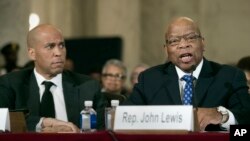Anggota DPR AS dari Partai Demokrat, John Lewis (kanan), dan Senator Cory Booker, bersaksi di Capitol Hill, Washington dalam sidang dengar pendapat untuk pengukuhan jaksa agung yang baru (11/1). (AP/Cliff Owen)