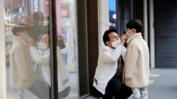 Građani Seula nose maske da bi se zaštitili od virusa COVID-19