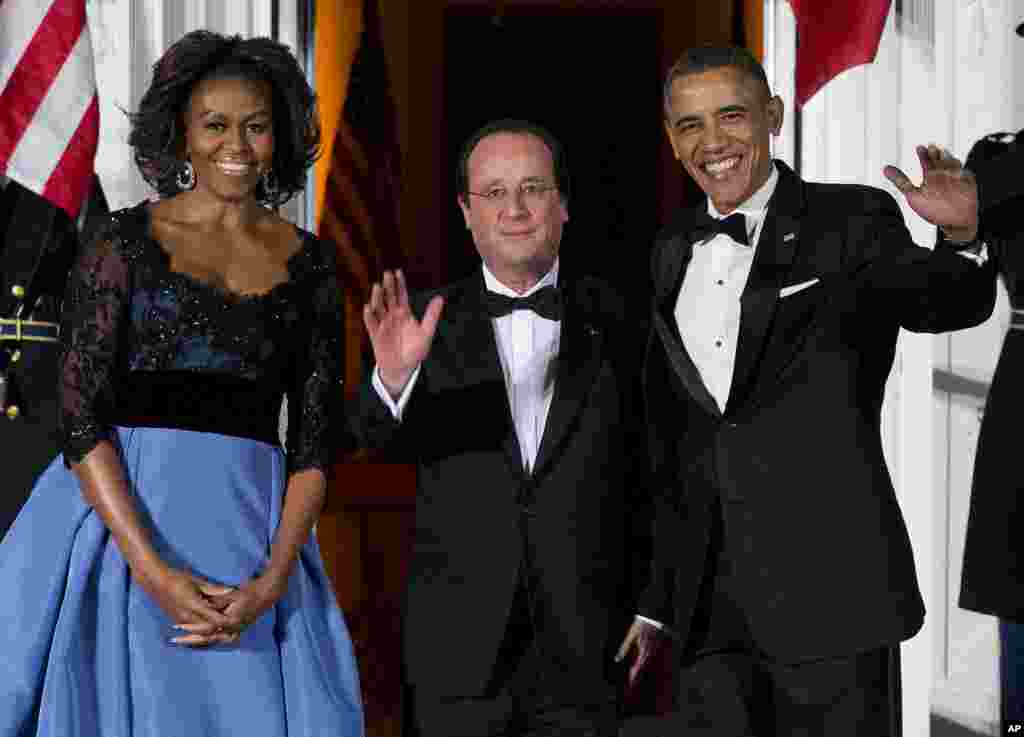 Ibu Negara Michelle Obama dan Presiden Barack Obama menyambut Presiden Perancis François Hollande dalam makan malam kenegaraan di Gedung Putih, 11 Februari 2014.