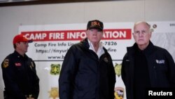 Presiden AS Donald Trump didampingi oleh Gubernur California Jerry Brown bertemu dengan para pejabat negara bagian tersebut di Chico, California, (17/11), pasca lawatan ke Skyway Villa Mobile Home dan RV Park yang hangus akibat amukan "Camp Fire".