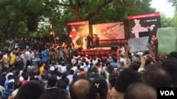 Thousands of citizens gathered in central Delhi to protest attacks by mobs and cow vigilante groups on Muslims and lower caste Hindus, June 28, 2017. (A. Pasricha/VOA)