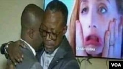 Mokambi ya Kongo central Atou Matubuana Nkuluki na molandi mwa ye Justin Luemba Makoso bayambani mpo boyokani, na Matadi, Kongo central, 29 août 2019. (Image fixe d'une vidéo)