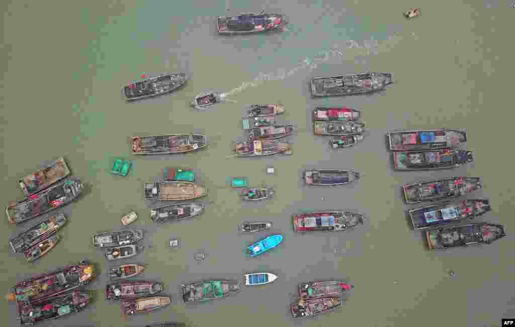 ទូកនេសាទ​ជាច្រើន​កំពុង​ត្រឡប់​ទៅ​កំពង់ផែ​វិញ​អំឡុង​ពេល​ដែល​អ្នក​នេសាទ​ត្រៀម​សម្រាប់​ការ​ផ្អាក​នេសាទ​ក្នុង​រដូវក្តៅ​ក្នុង​ទីក្រុង​ Lianyungang ខេត្ត Jiangsu ភាគ​ខាងកើត​ប្រទេស​ចិន។