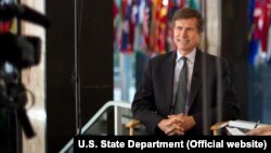 Robert Bleyk, AQSh Davlat kotibi muovini Robert Bleyk "Amerika Ovozi" bilan suhbatda, 21-avgust, 2012, Vashington (suratni kattalashtirish mumkin)