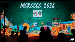 Sebuah layar raksasa menampilkan logo Morocco 2026 sebelum konferensi pers untuk mendukung upaya Maroko mencalonkan diri sebagai tuan rumah turnamen sepak bola Piala Dunia 2026, di Casablanca, Maroko, 17 Maret 2018. (Foto:dok)