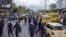 Escorte policière lors d'une manifestation antigouvernementale dans le quartier Ngiri-ngri de Kinshasa, le 3 novembre 2021.