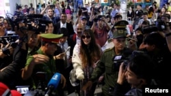 북한 김정남 살해 혐의로 말레이시아에서 재판을 받다가 풀려난 베트남 여성 도안 티 흐엉 씨가 3일 베트남 하노이 공항에 도착했다.