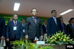 លោក ប៊ិន ឈិន (កណ្តាល) សហ​ប្រធាន​ក្រុម​ការងារ​វិសោធន​កម្ម​ច្បាប់​បោះឆ្នោត​មក​ពី​គណ​បក្ស​ប្រជាជន​កម្ពុជា និង​លោក គួយ ប៊ុនរឿន (ស្តាំ) សហ​ប្រធានមក​ពី​គណ​បក្ស​សង្គ្រោះជាតិ ឈរ​នៅ​ក្នុង​អំឡុង​ការ​បើក​សិក្ខាសាលា​មួយ​ស្តី​អំពី​សេចក្តី​ព្រាង​សេចក្តី​ស្នើ​ច្បាប់​បោះឆ្នោត​ នៅ​មន្ទីរ​រដ្ឋសភាជាតិ​កាល​ពី​ថ្ងៃ​ច័ន្ទ ទី​៩ ខែ​មីនា ឆ្នាំ​២០១៥។ (នៅ វណ្ណារិន/VOA)