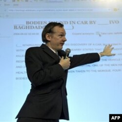 "WikiLeaks" bosh muharriri Julian Assanj hujjatlar mazmuni bilan tanishtirmoqda