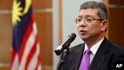 រូបឯកសារ៖ រដ្ឋមន្ត្រី​ក្រសួង​ការបរទេស​ម៉ាឡេស៊ី​លោក Saifuddin Abdullah ថ្លែង​នៅក្នុង​សន្និសីទ​សារព័ត៌មាន​មួយ​នៅ​ទីក្រុង Putrajaya ប្រទេស​ម៉ាឡេស៊ី កាលពី​ថ្ងៃទី១៦ ខែមករា ២០១៩។